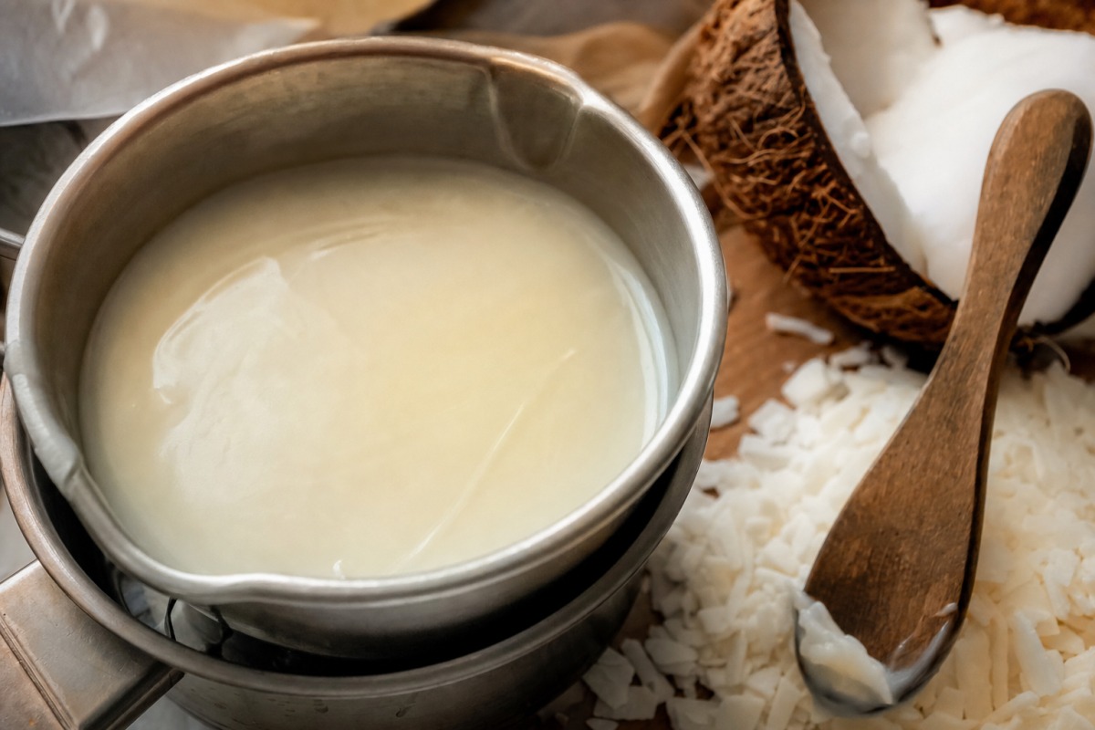 Cera vegetale densa e cremosa con scaglie di cocco e soia, pronta per la colata