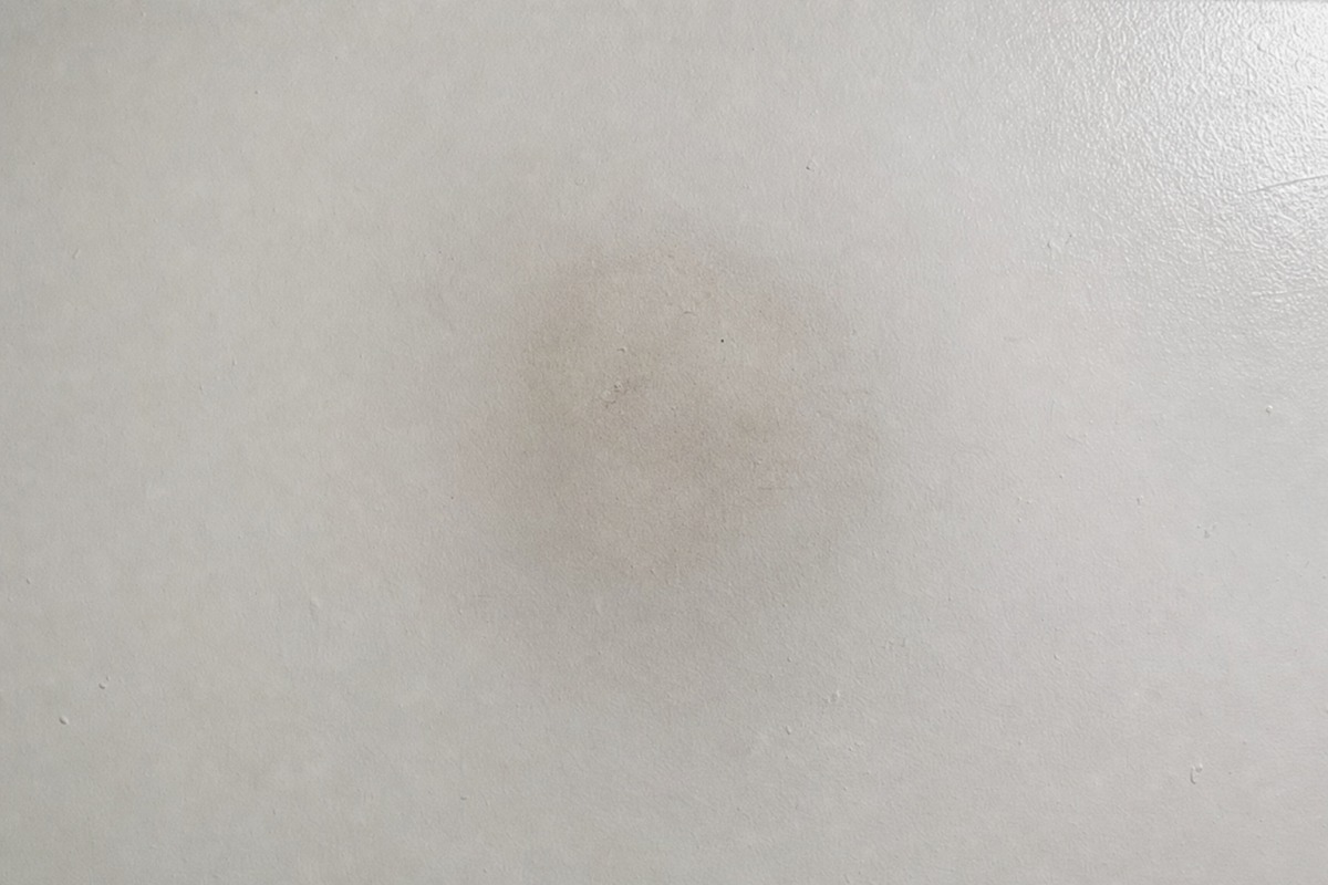 Delicata ombra grigia di fuliggine sul soffitto bianco, sopra il punto in cui ardeva una candela alla paraffina